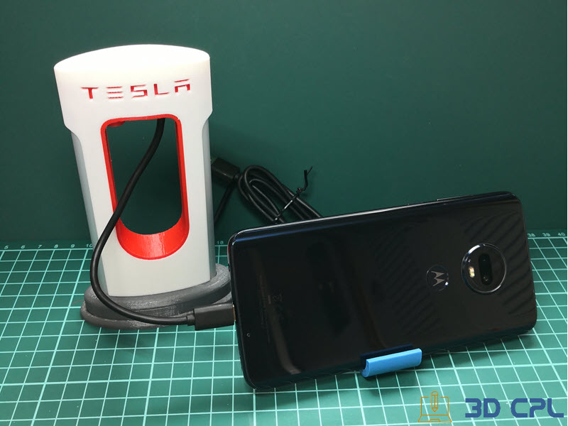 Tesla SuperCharger con telefono móvil