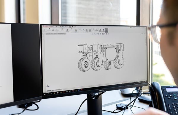 Trabajando con un monitor de diseño con SolidWorks, diseñando un robot todoterreno